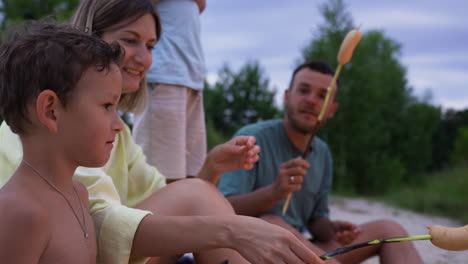 Familie-Isst-Würstchen-Am-Strand