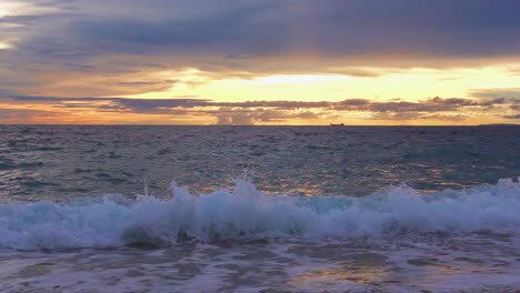 Olas-En-La-Playa-Al-Atardecer,-Cámara-Lenta