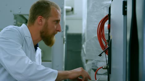 ingeniero robótico usando tableta digital en el almacén 4k