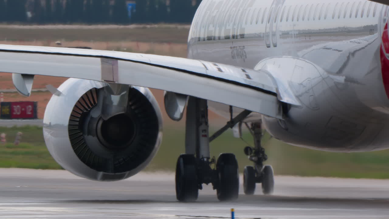 Primo piano di un grande aereo passeggeri in rullaggio sulla pista dell'aeroporto