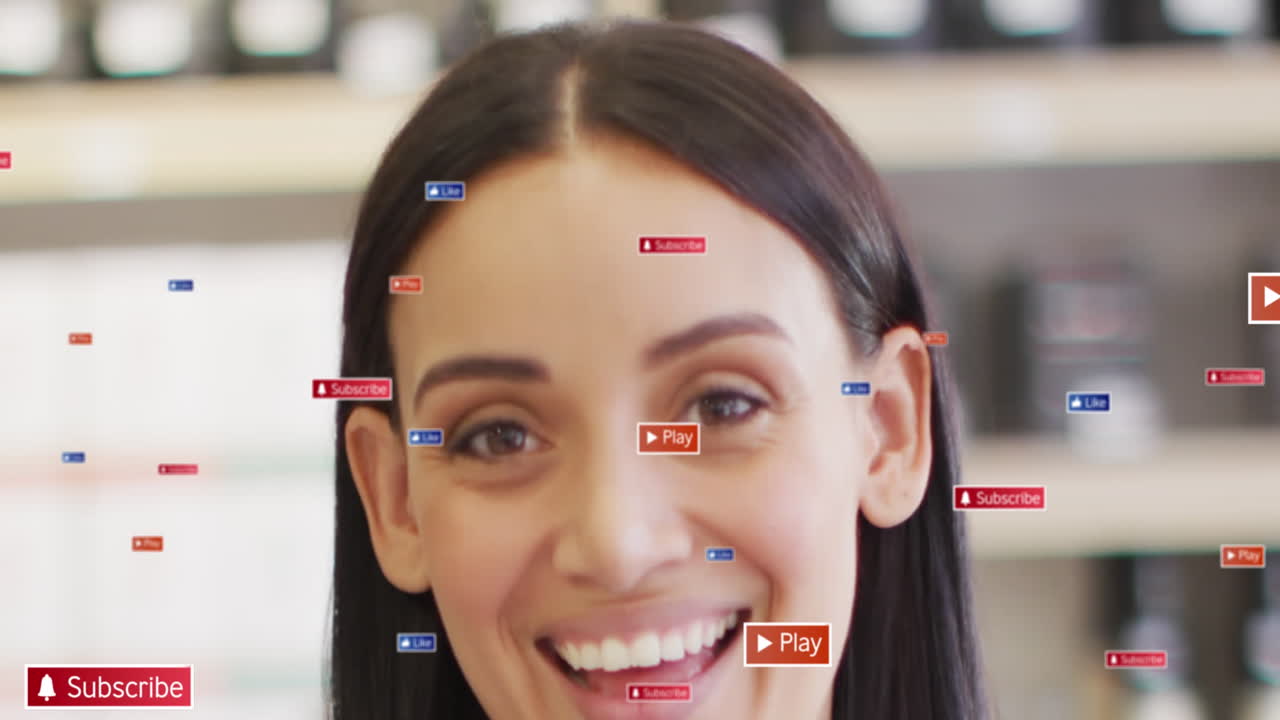 animación del procesamiento de datos de las redes sociales sobre una vendedora caucásica en una tienda de comestibles