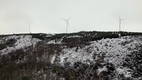 Colina-Nevada-Con-3-Molinos-De-Viento-Modernos-En-Un-Día-Nublado