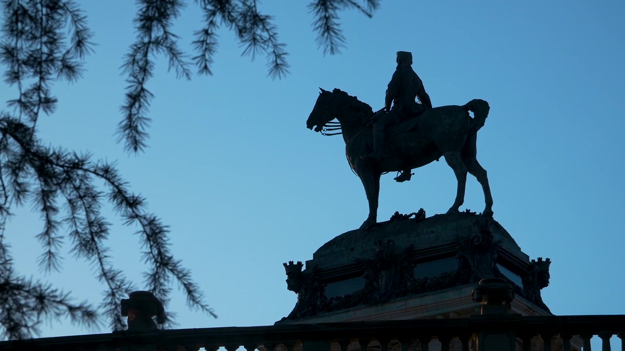 Una silhouette drammatica di un monumento equestre contro un cielo crepuscolare blu intenso a Madrid, Spagna. Ideale per documentari di viaggio e narrazione storica.