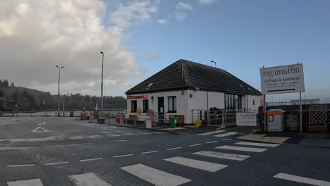 Blick-Auf-Die-Küste-Des-Fährterminals-Armadale,-Insel-Skye-Mit-Klarem-Himmel