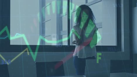 animación del procesamiento de datos financieros sobre una mujer de negocios biracial en la oficina