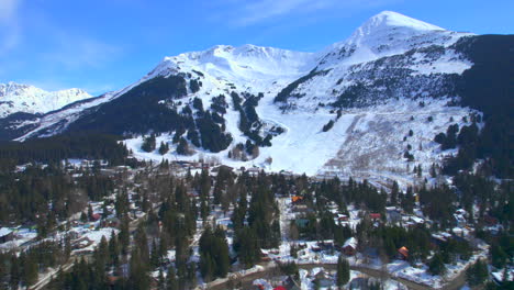 Herrliche-Aussicht-Auf-Die-Berge,-Die-Skipisten-Und-Die-Stadt-Alyeska-Resort-Inn-Girdwood,-Alaska