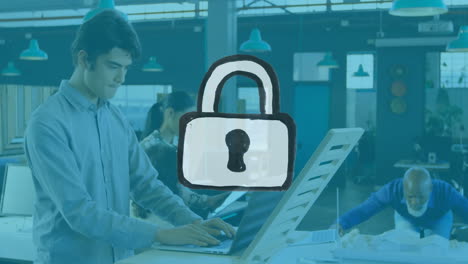 animación de un candado de seguridad en línea sobre un hombre de negocios que usa una computadora portátil