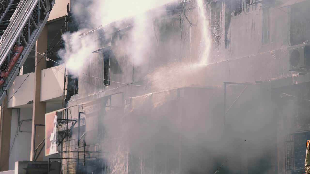 I vigili del fuoco sono stati visti spegnere un incendio nel centro commerciale Gul Plaza a seguito di un forte incendio.