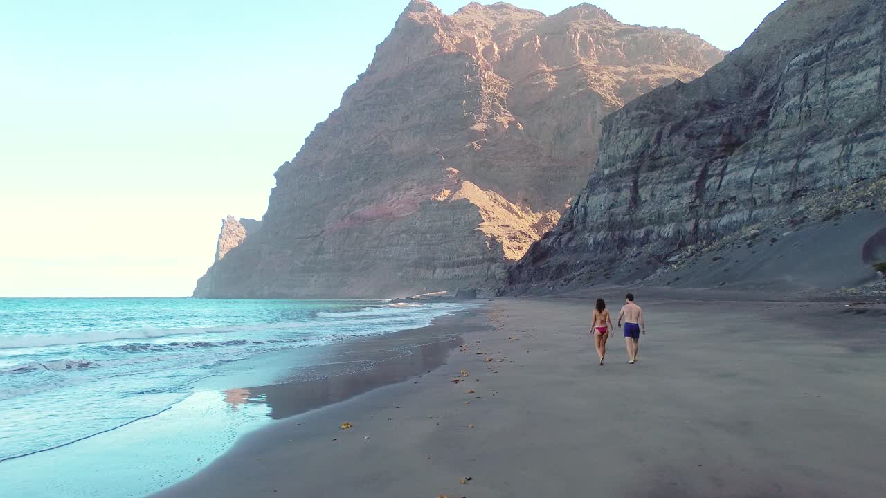 escena idílica de dos personas en una playa virgen intacta en gran canaria, españa durante el verano en vacaciones