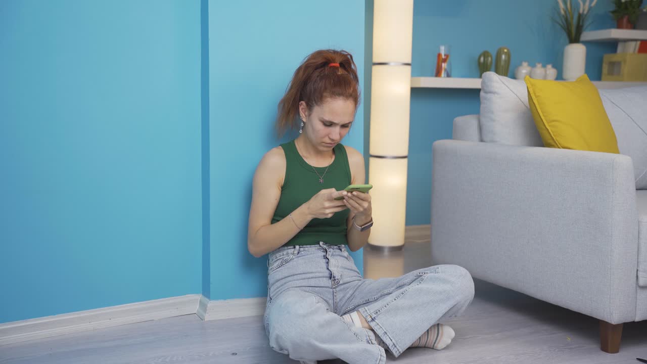 여자 친구와 슬프게 문자 메시지를 보내고 있습니다.