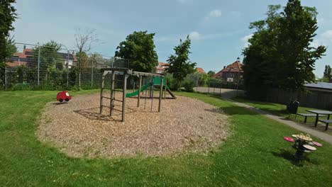 vuelo a través de un patio de juegos para niños en los países bajos