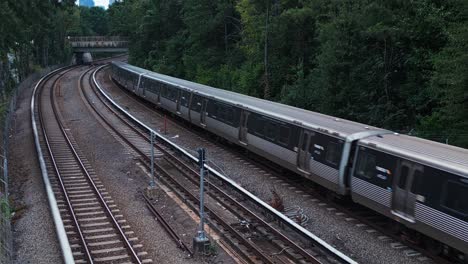 vista aérea del paso del metro estadounidense en el ferrocarril en el área escénica de la ciudad de atlanta durante un día nublado - toma amplia estática