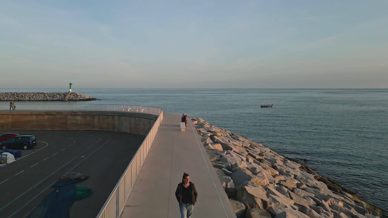 puerto de arenys de mar barcelona con una joven disfrutando de la vista