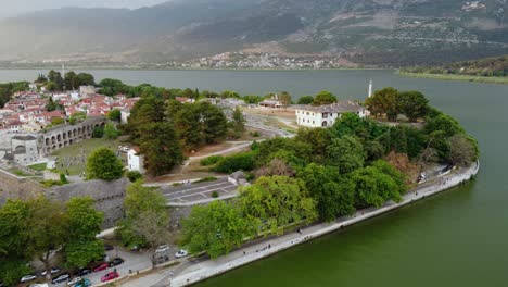 Luftaufnahme-Des-Ufers-Des-Pamvotida-Sees-Und-Der-Von-Bergen-Umgebenen-Stadt-Ioannina