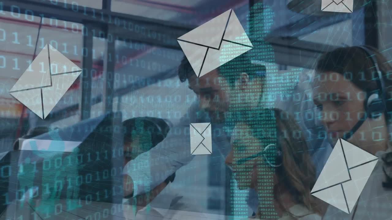 Animazione di elaborazione dati e icone email su persone d'affari con cuffie