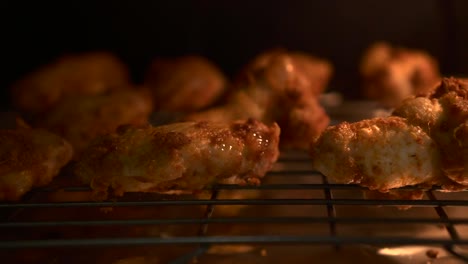 Hähnchenflügel-Im-Ofen-Braten,-Perfekt-Beschichtete-Southern-Wings-Mit-Gewürzen,-Chili-Und-Kräutern-Werden-Bei-Hoher-Temperatur-Im-Ofen-Gebacken