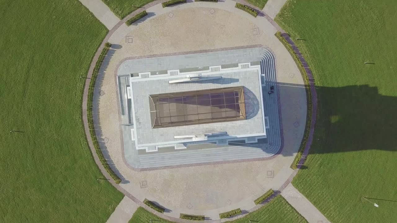 드론 카메라는 도시 거리의 원형 교통 고리를 돌고 있습니다.