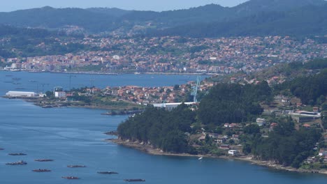 vista de cerca de la ciudad de moaña y la cala de moaña en españa