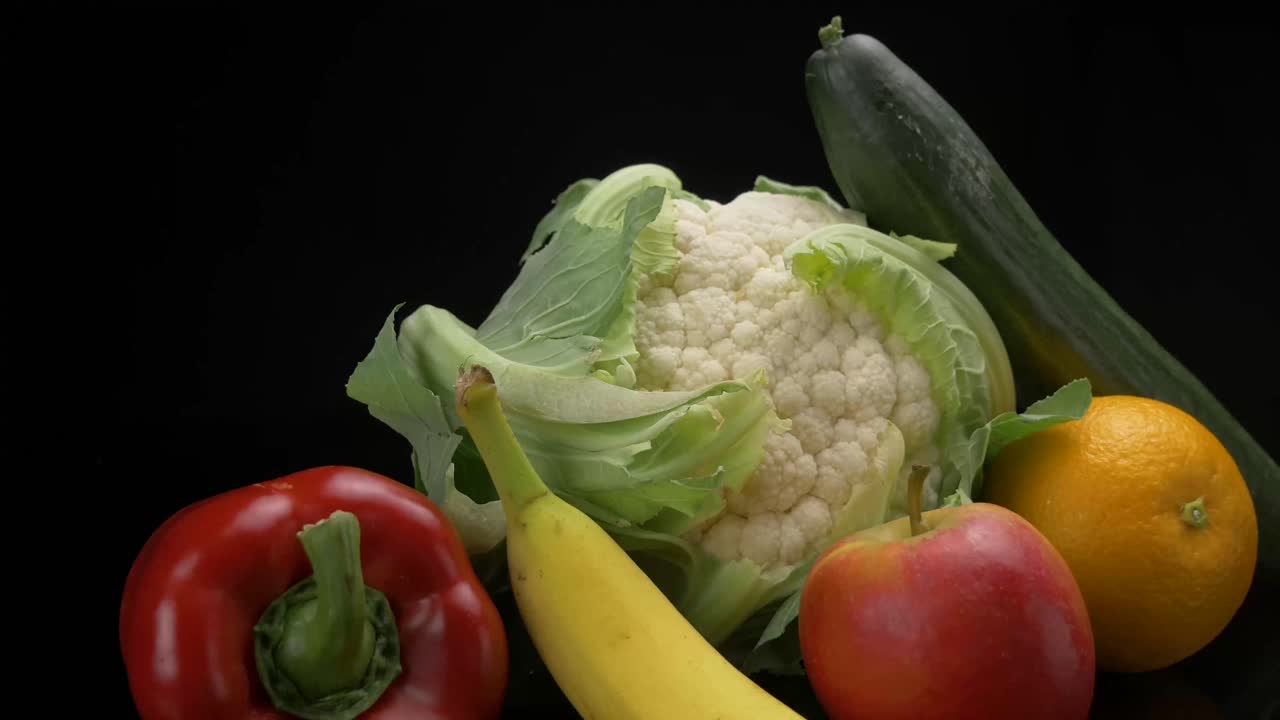 alejar de un arreglo de frutas y verduras