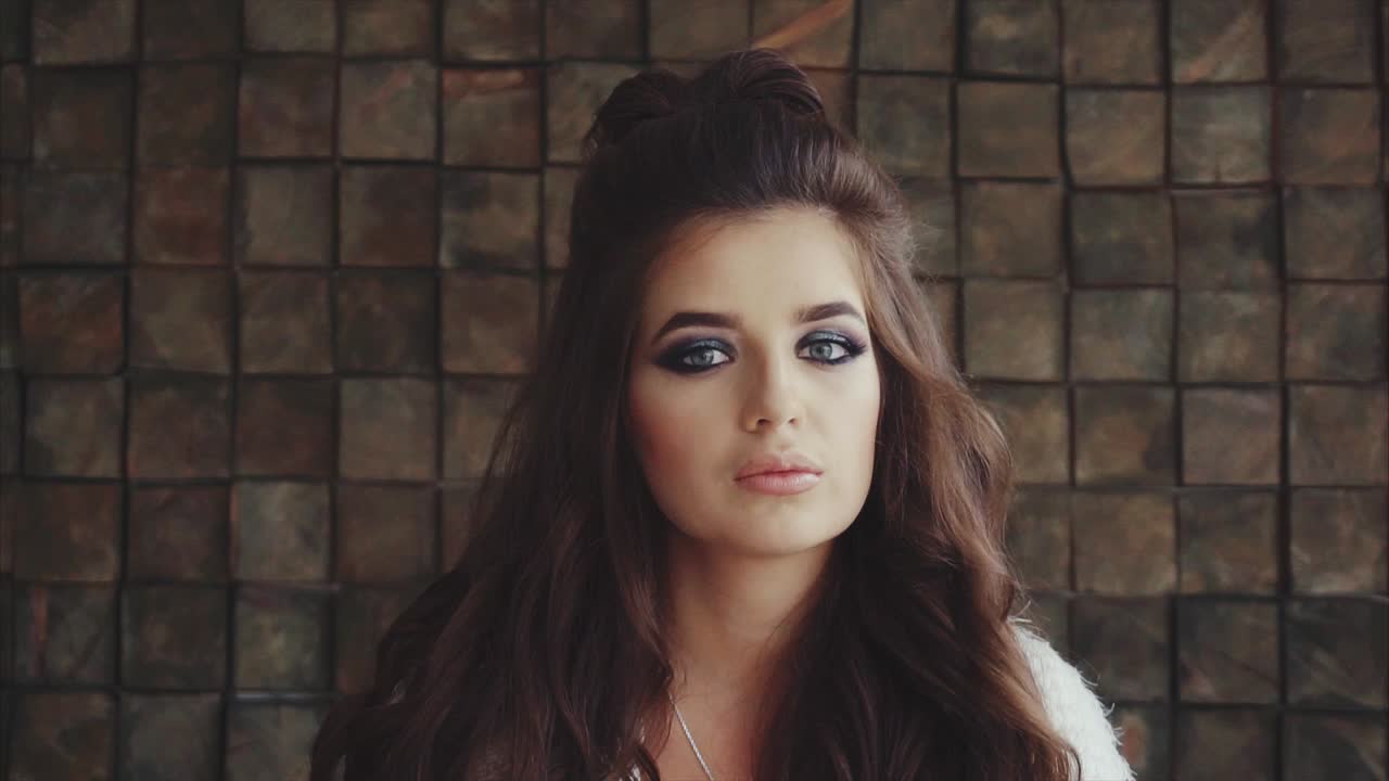 mujer con updo elegante y maquillaje