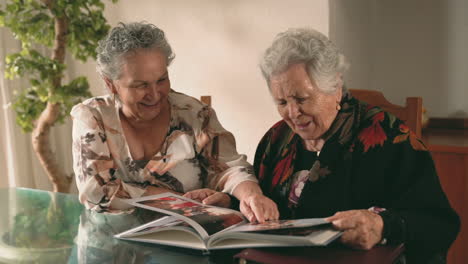 mujeres de edad examinando fotos juntas