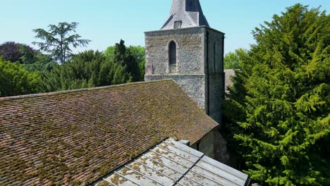 Drohne,-Die-Sich-Langsam-Hinter-Einer-Dorfkirche-Bewegt