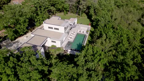 Aerial-revealing-shot-of-a-luxury-villa-with-pool-in-the-south-of-France