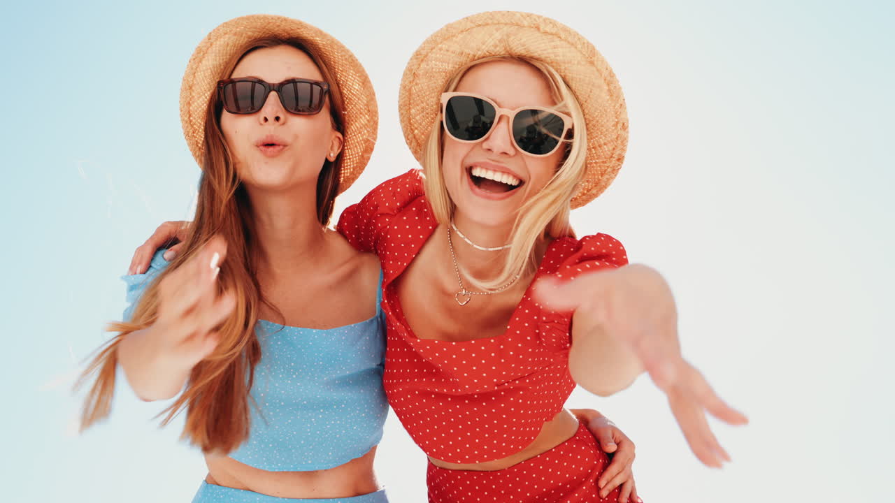 여름 날 을 즐기는 두 친구