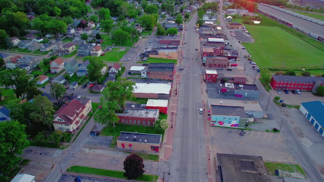 hermosa puesta de sol aérea sobre la calle principal en silvis, illinois - encantadora pequeña ciudad americana en el corazón del medio oeste