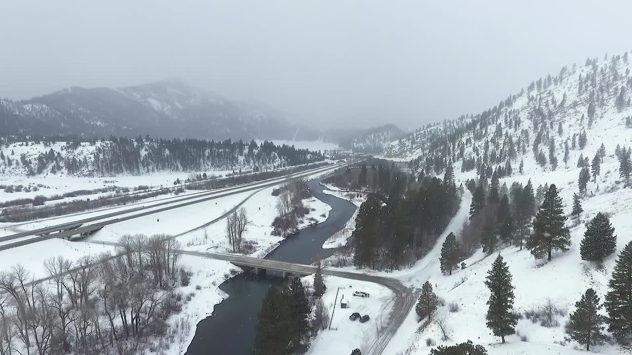 항공 - 카메라 돌리가 강에 있습니다.