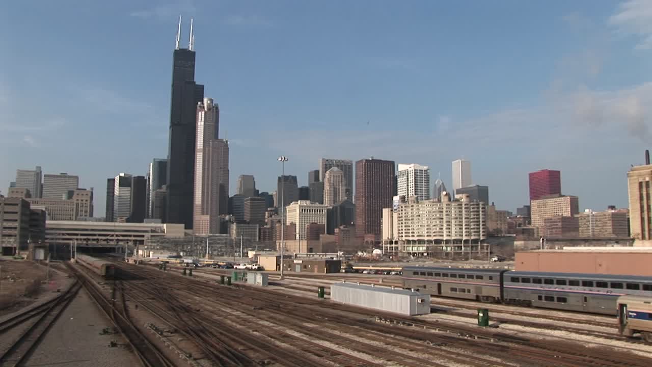 un tren de cercanías pasa a través de este plano general del horizonte y los rascacielos de chicago