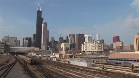 ein s-zug fährt durch diese lange einstellung von chicagos skyline und wolkenkratzern