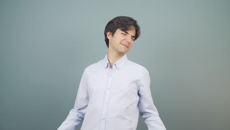 그 남자는 혐오감을 느 ⁇ 습니다.