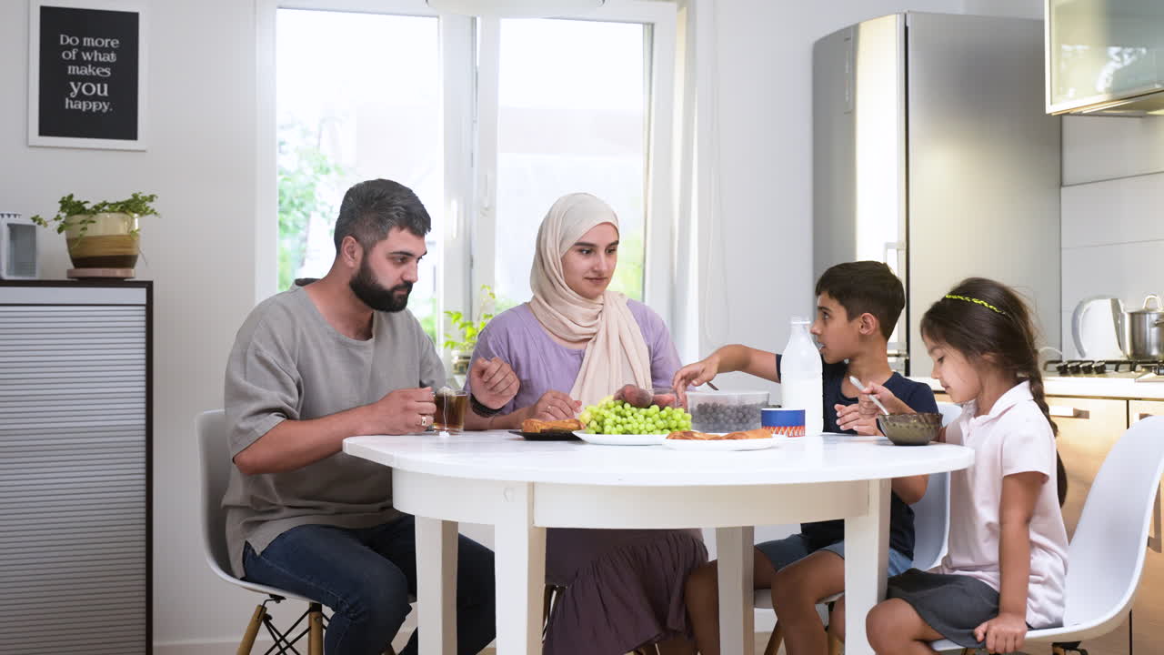 familia islámica tomando el desayuno.