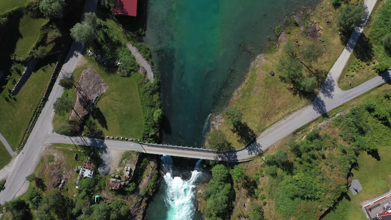 Splendida vista aerea a volo d'uccello che mostra il fondo del lago Lovatnet con l'inizio del fiume e che si sposta per riempire l'inquadratura con affascinante acqua glaciale turchese lungo la riva - che avanza lentamente - Norvegia.
