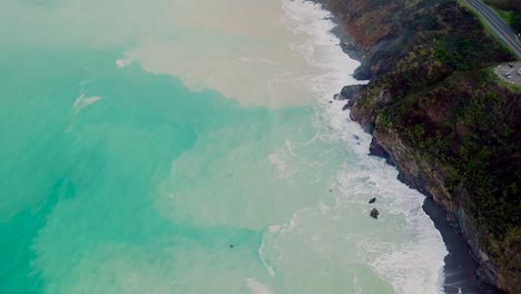 Arena-Lavada-De-La-Playa-Haciendo-Hermosos-Patrones-En-El-Agua-Azul-Verde-Del-Océano-En-Big-Sur-California