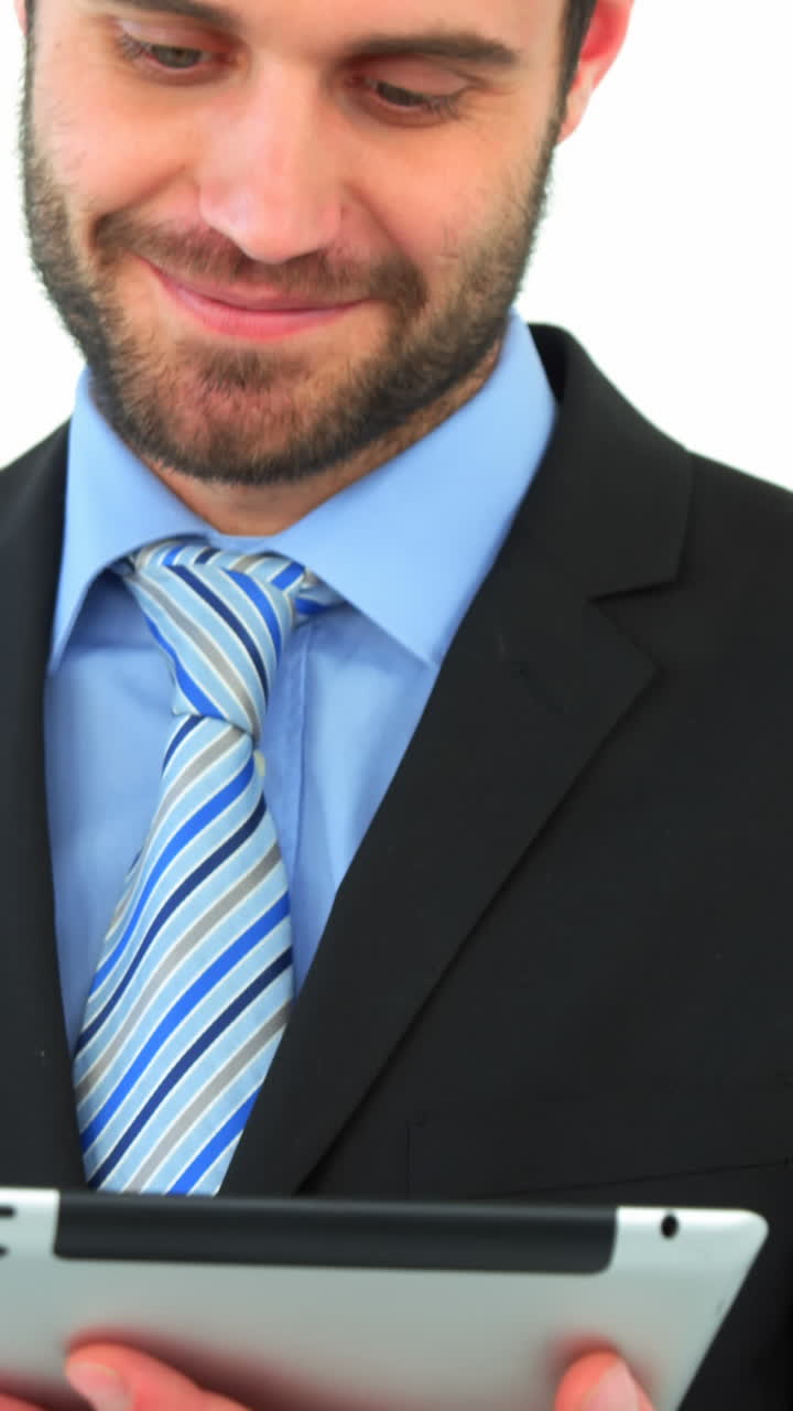 hombre de negocios usando una tableta digital