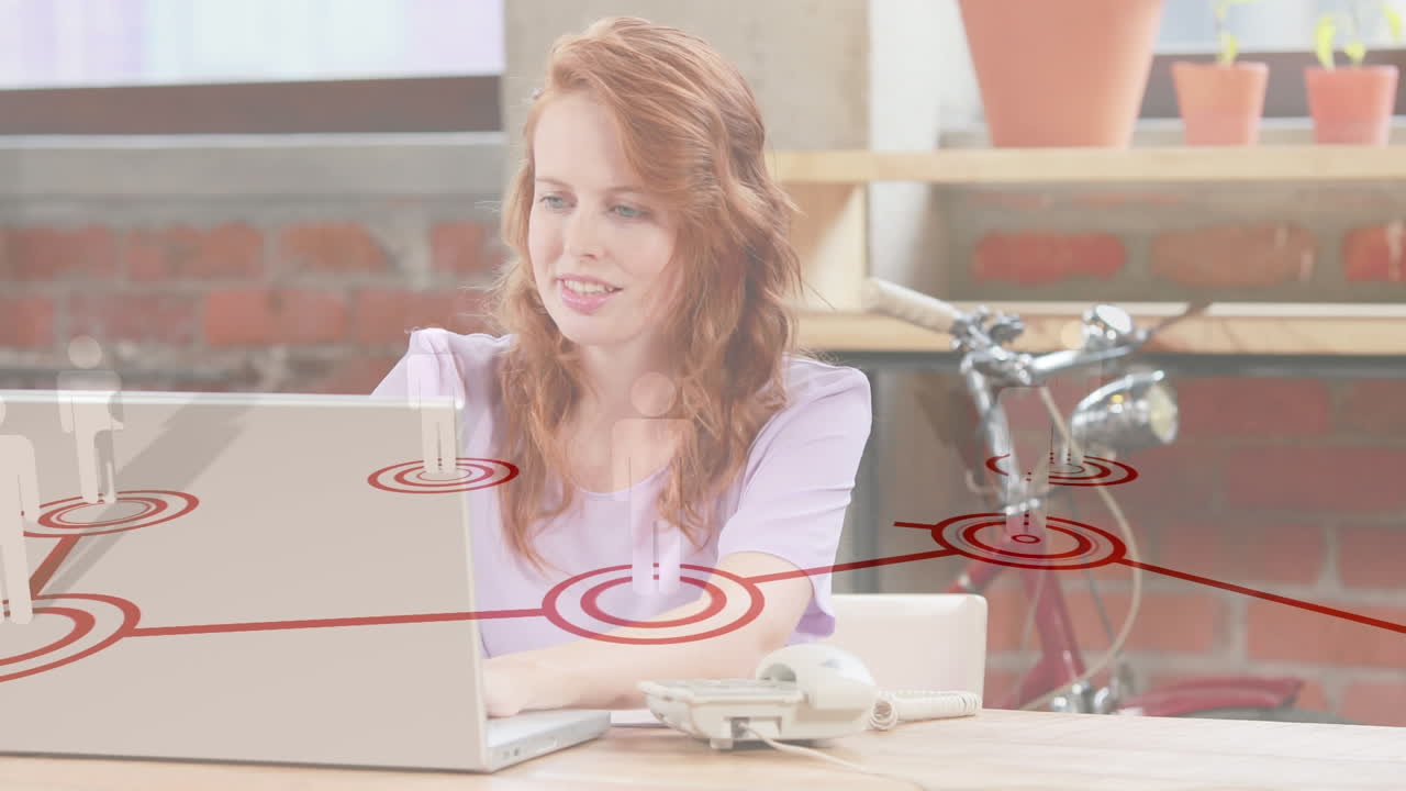 animación del procesamiento de datos sobre una mujer de negocios caucásica usando computadora