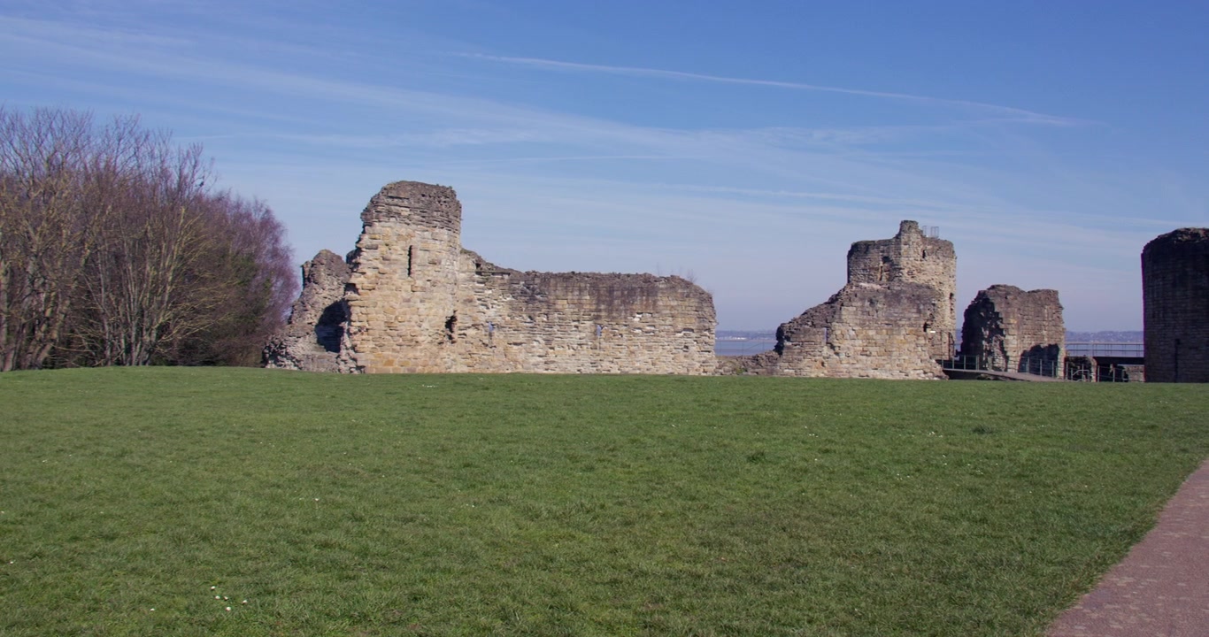 Ampia panoramica del prospetto sud-occidentale e della grande torre del Castello di Flint nel Galles del Nord