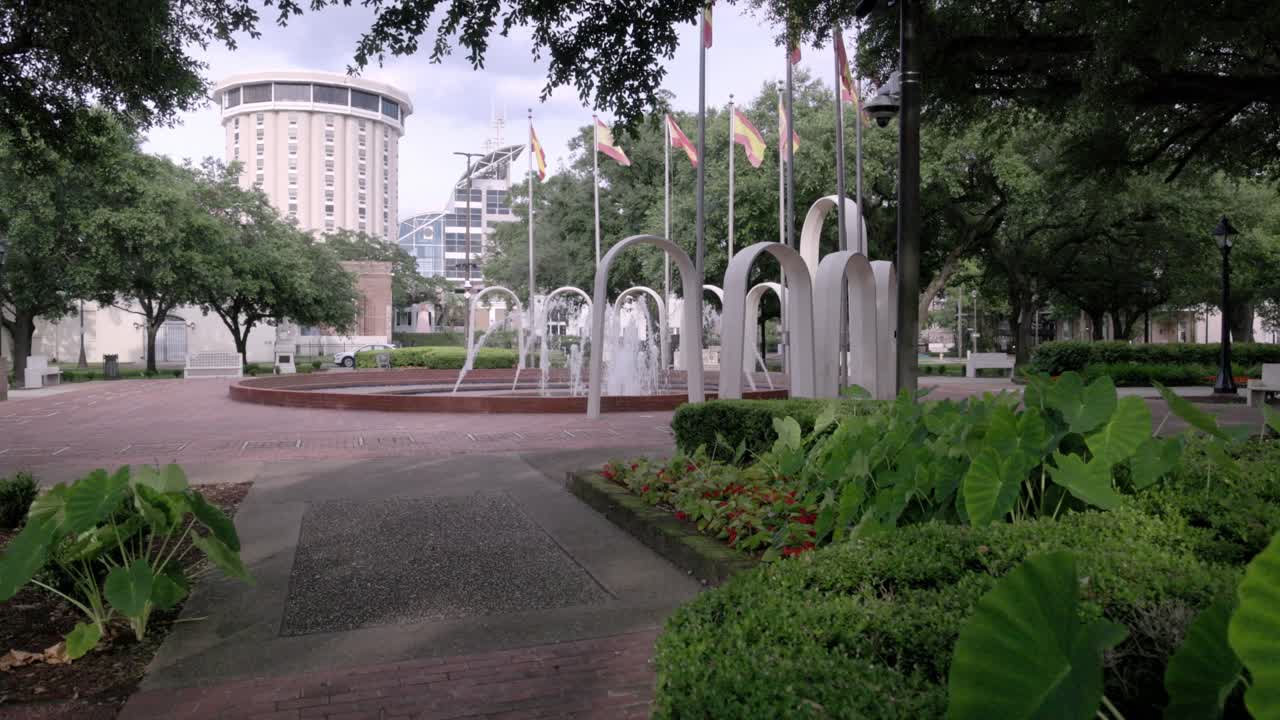 fuente de agua de spanish park plaza en mobile, alabama con video de gimbal caminando hacia adelante en cámara lenta