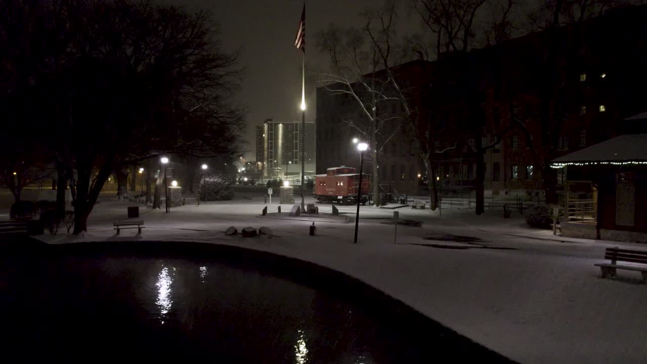 눈이 내리는 동안 리티츠 스프링스 공원의 시내의 공중 야간 촬영