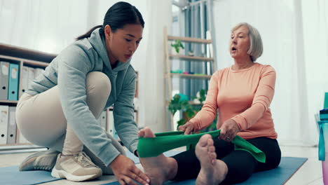 Fisioterapeuta,-Banda-O-Anciana-Estirando-Las-Piernas.