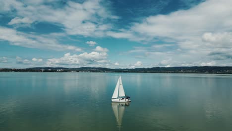 perspectiva del avión no tripulado sobre un velero en verano en el lago balaton