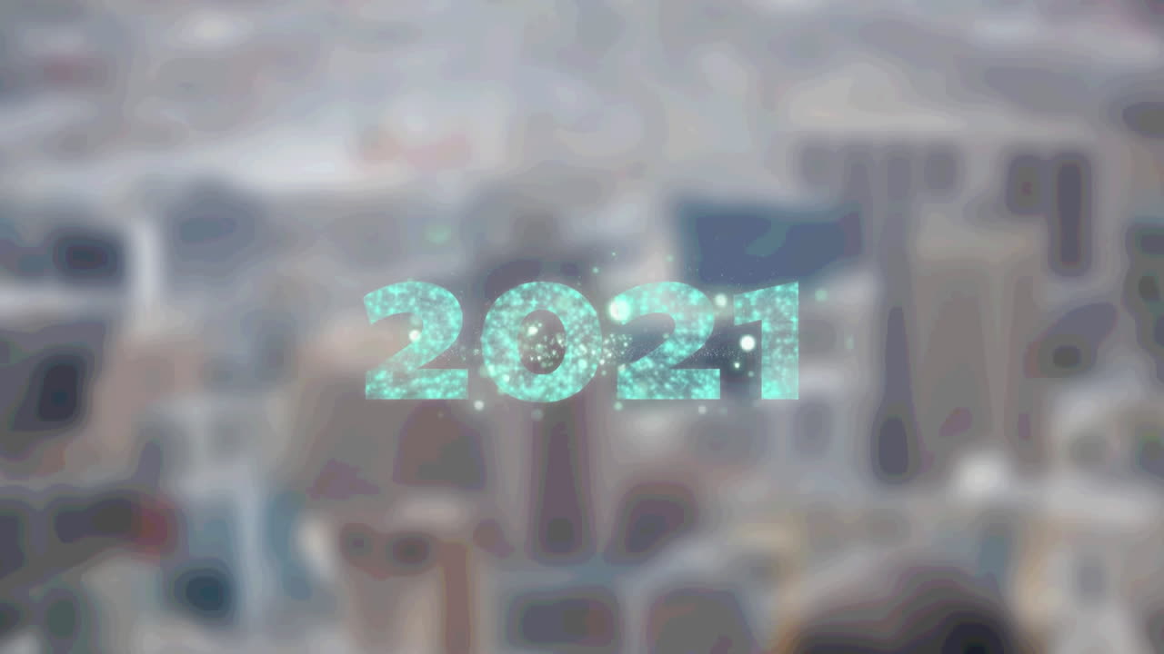 texto de 2021 sobre fuegos artificiales que estallan contra una vista aérea del paisaje urbano