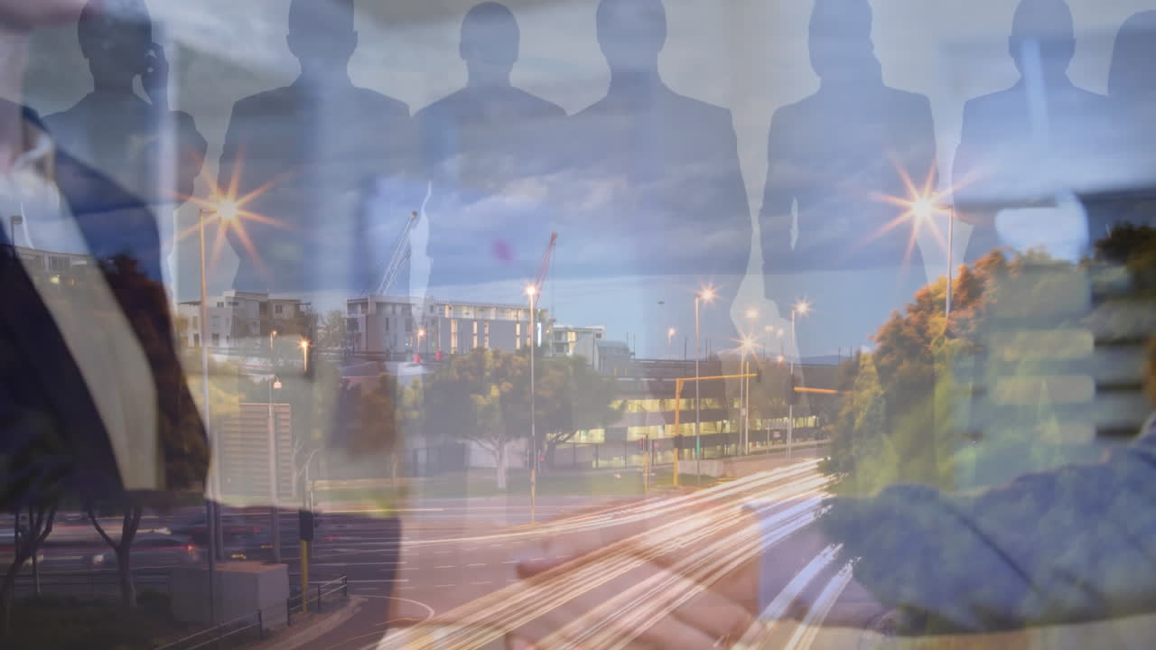 사업가와 사업가 여성이 밤 도시에서 사업가들의 실루 ⁇ 을 통해 손을 흔들고 있습니다.