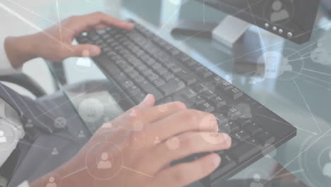 animación de procesamiento de datos sobre un escolar biracial usando una computadora