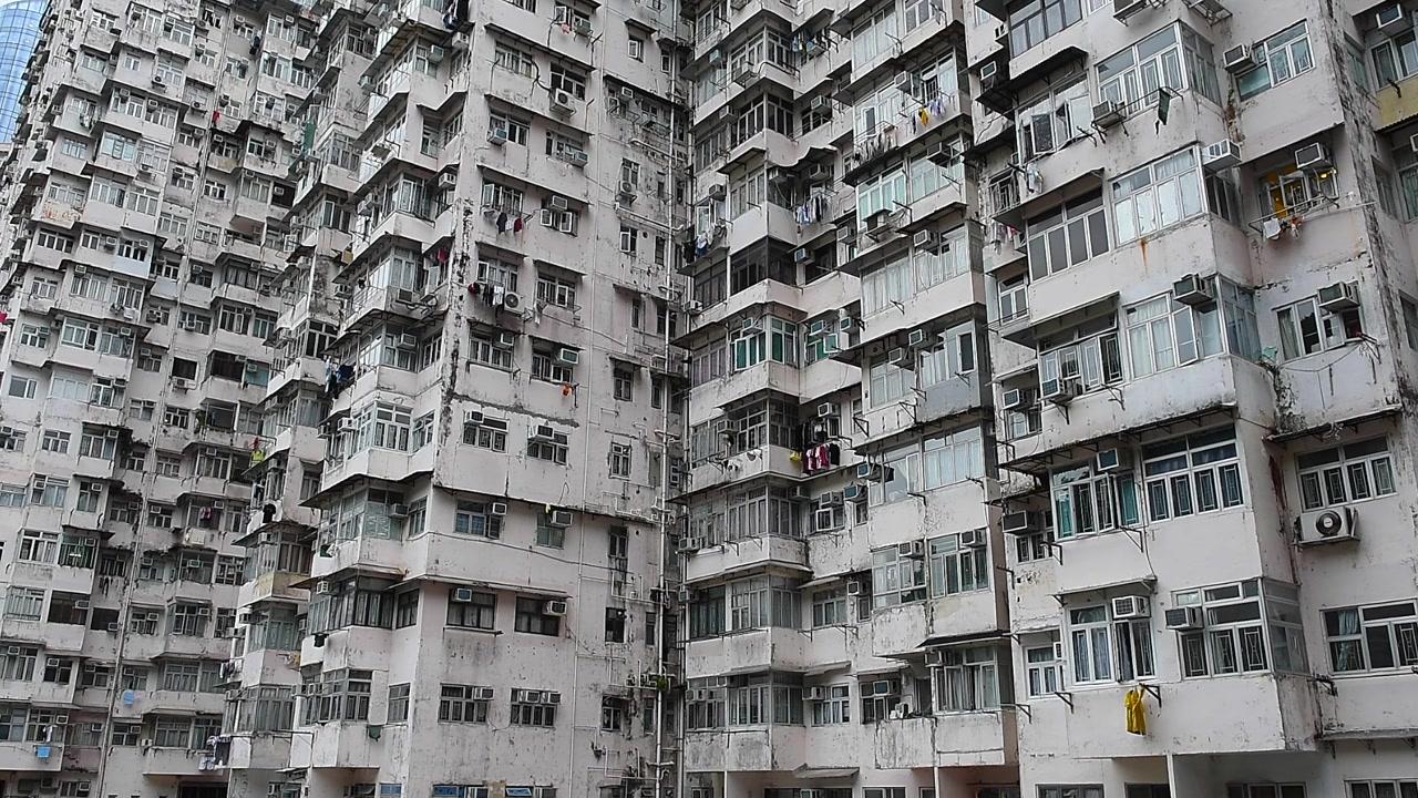 El Monster Building es un complejo de cinco bloques residenciales interconectados en Quarry Bay, Hong Kong. Conocido por su densidad urbana, su fachada está llena de aires acondicionados y ropa secándose.