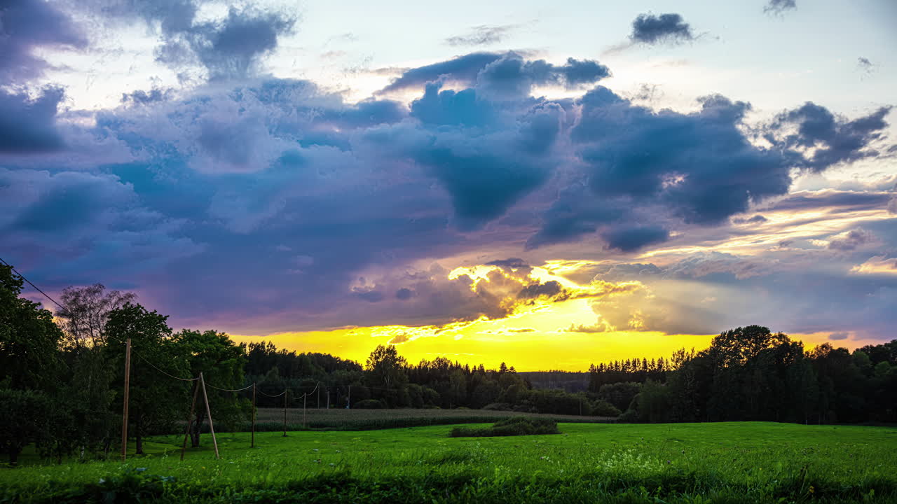 lapso de tiempo de la puesta de sol en el campo rural verde, prado nubes en movimiento lapso de tiempo