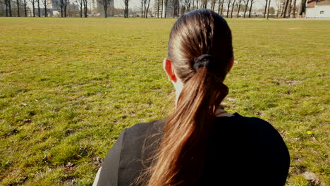 La-Escena-De-Cerca-De-La-Mujer-Adulta-Está-Meditando-En-El-Parque-Tranquilo