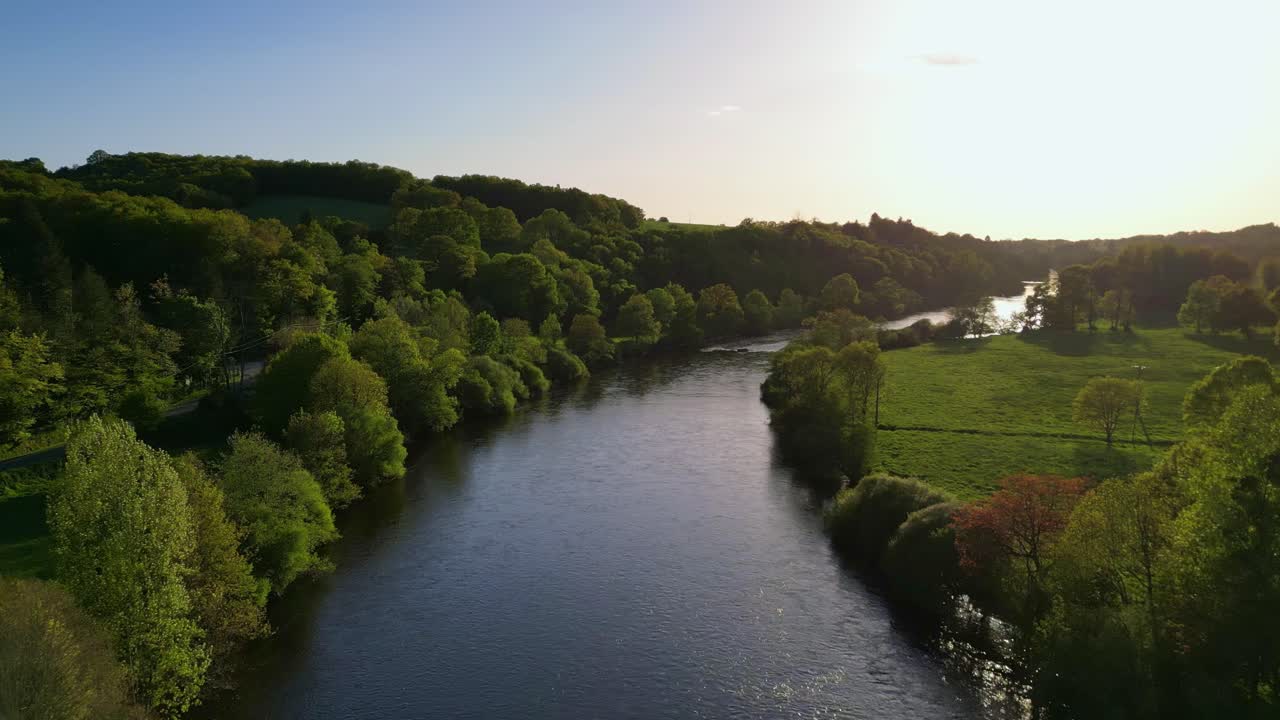 Vienne rivieroversteek Saint-Victurnien weelderig platteland bij zonsondergang, Nouvelle-Aquitaine in Frankrijk